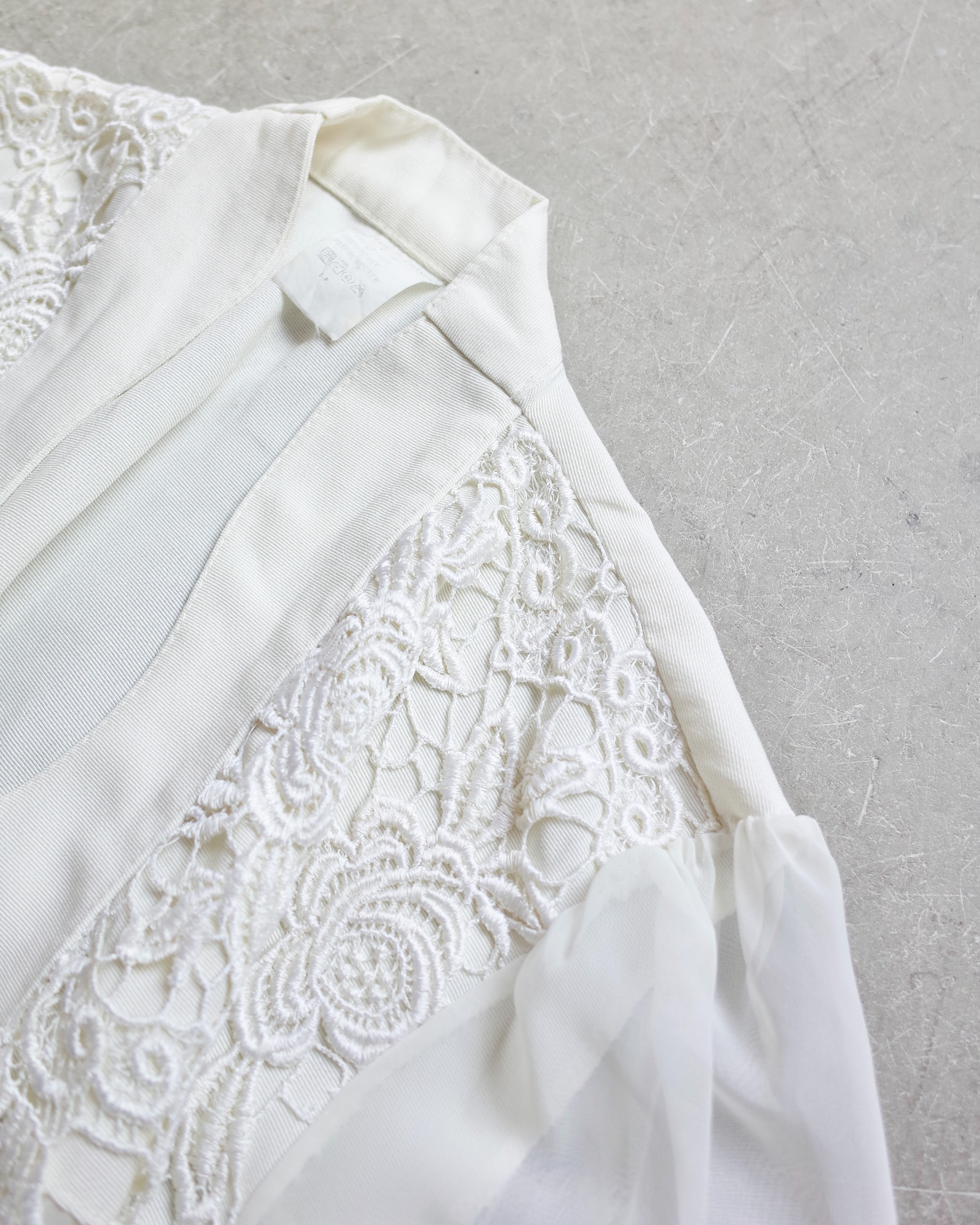 Used / LACE GOWN