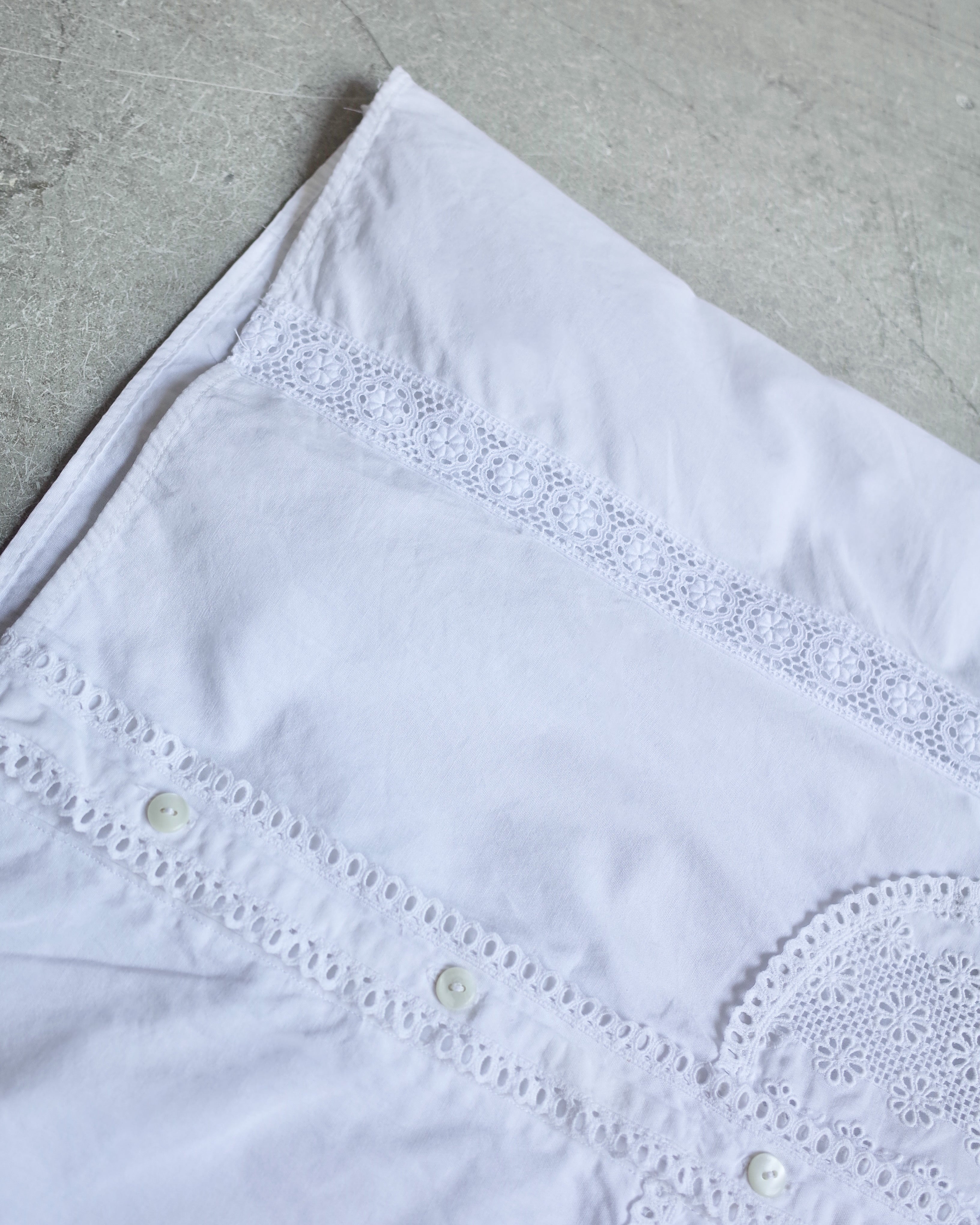 Used / SLEEVELESS LACE SHIRT