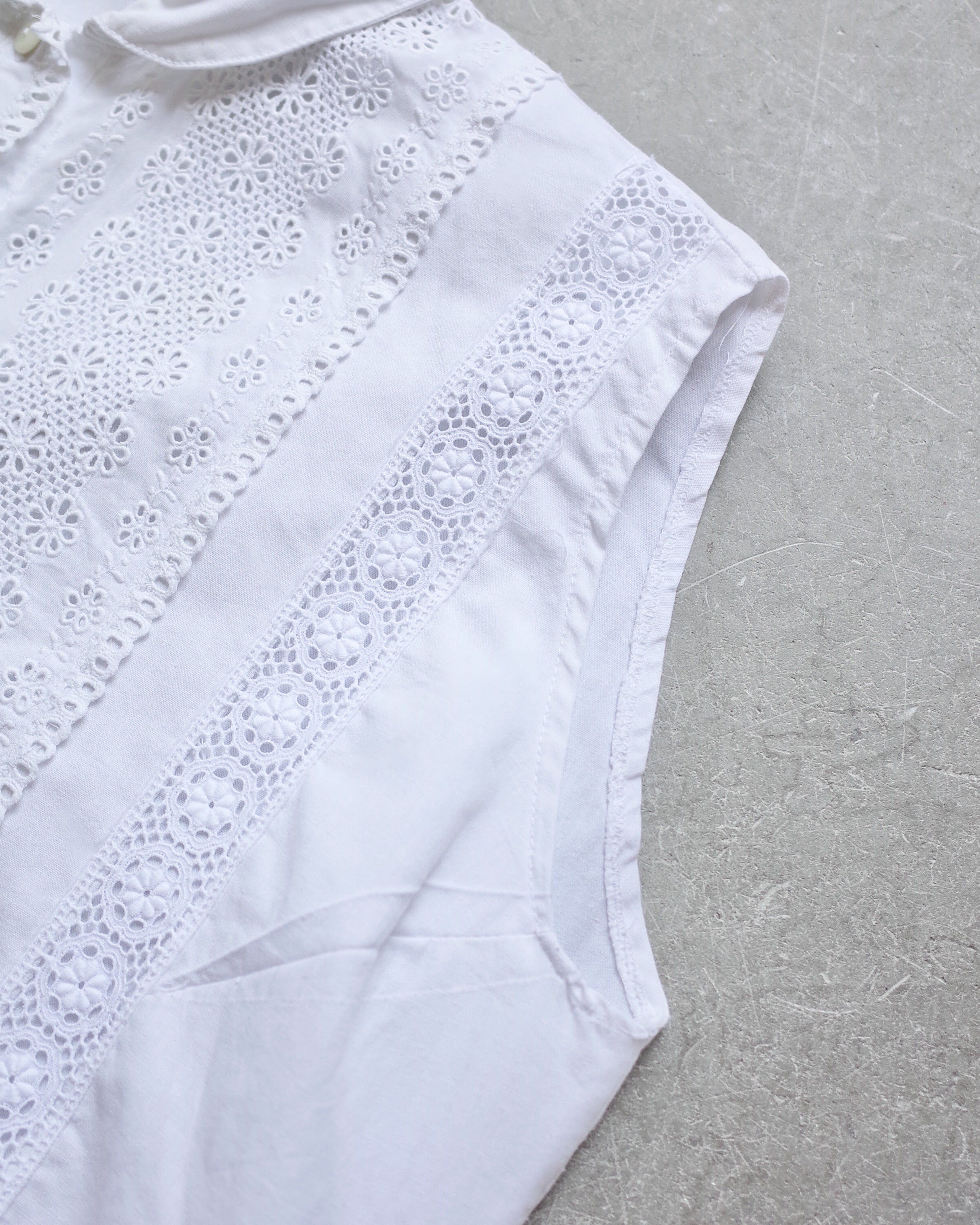 Used / SLEEVELESS LACE SHIRT