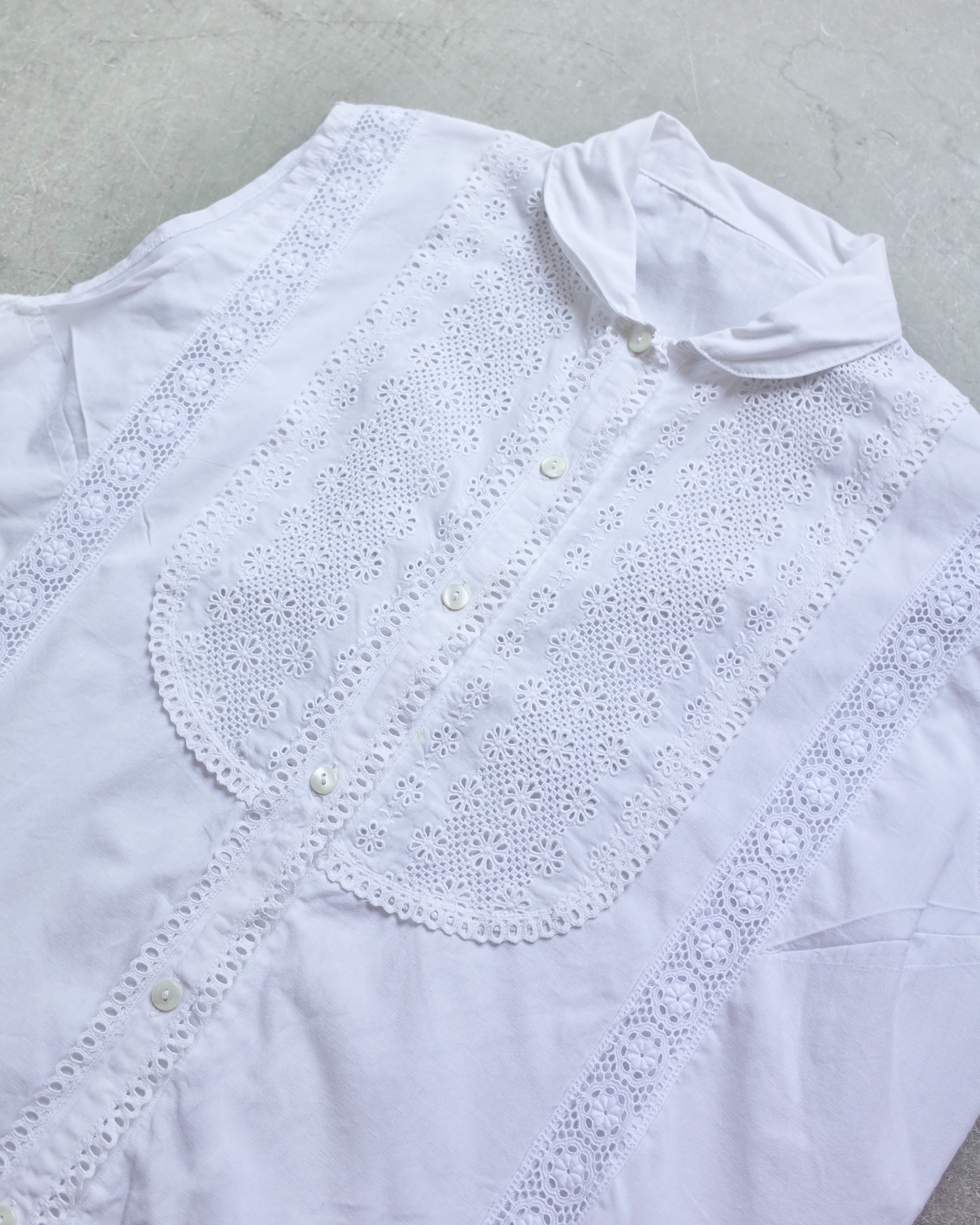 Used / SLEEVELESS LACE SHIRT