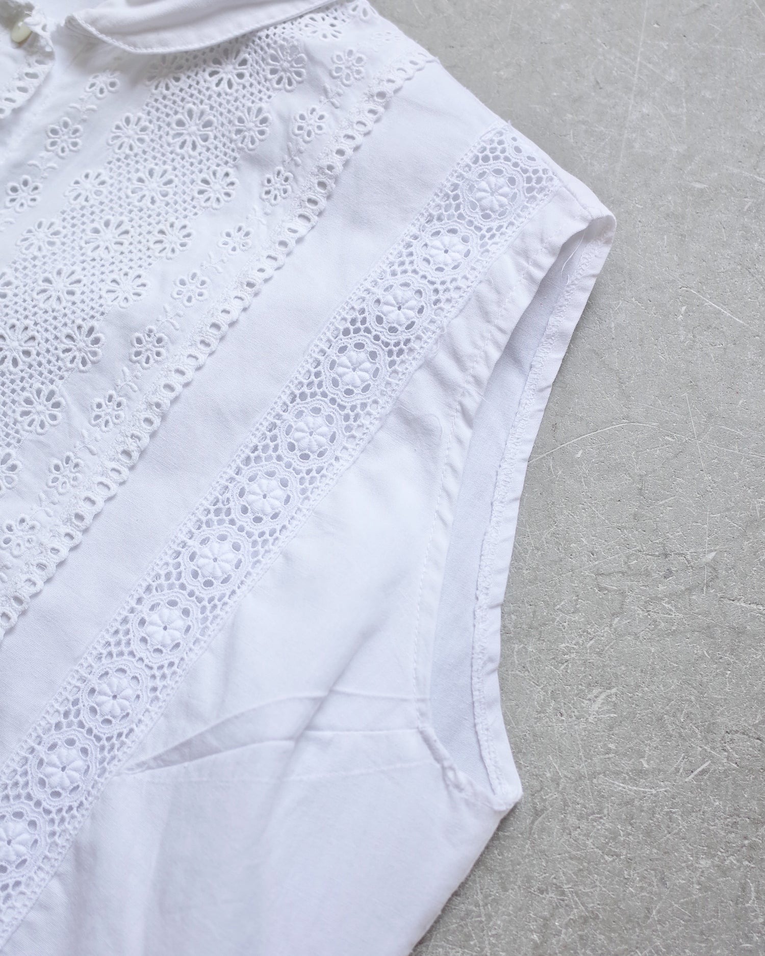 Used / SLEEVELESS LACE SHIRT