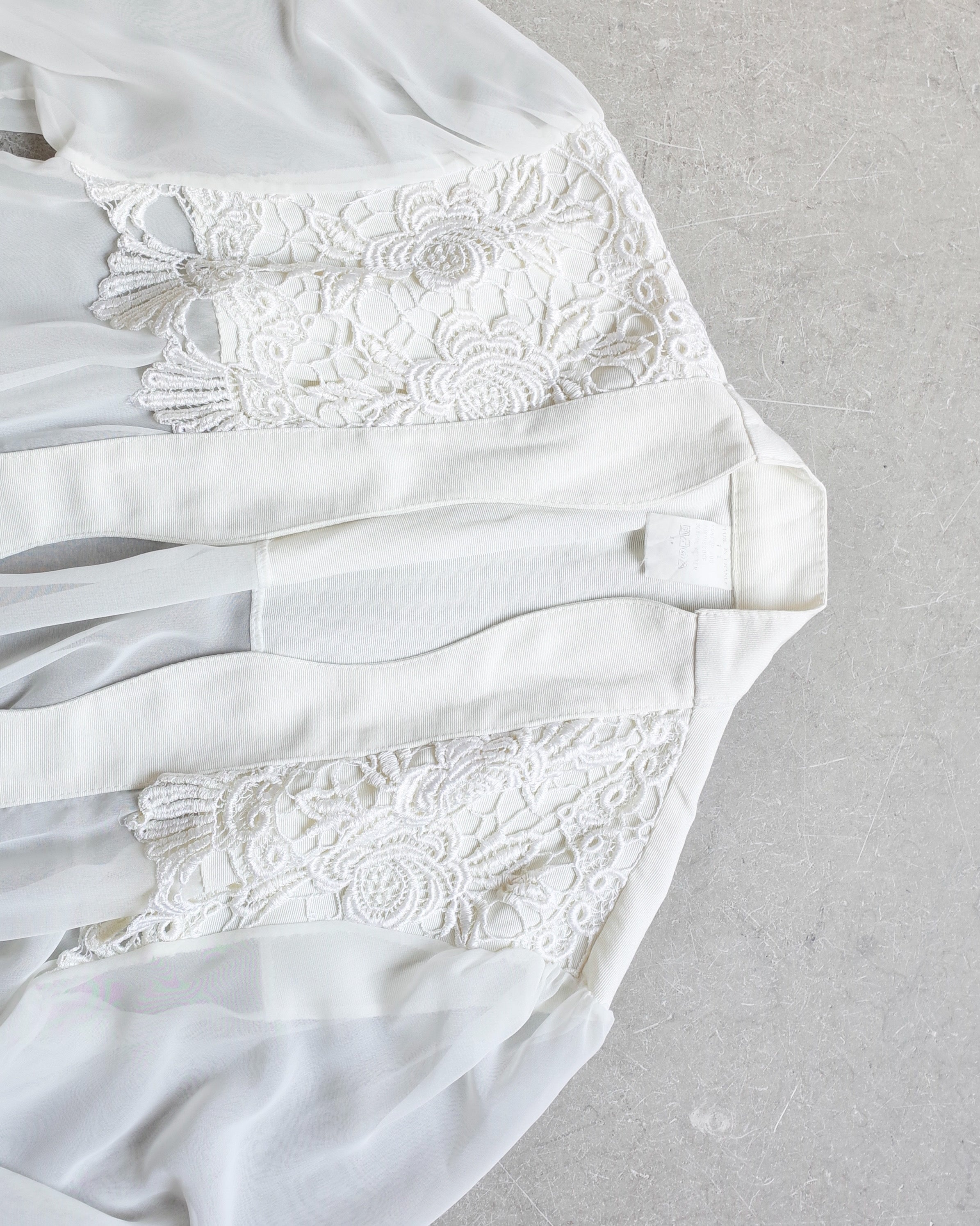 Used / LACE GOWN